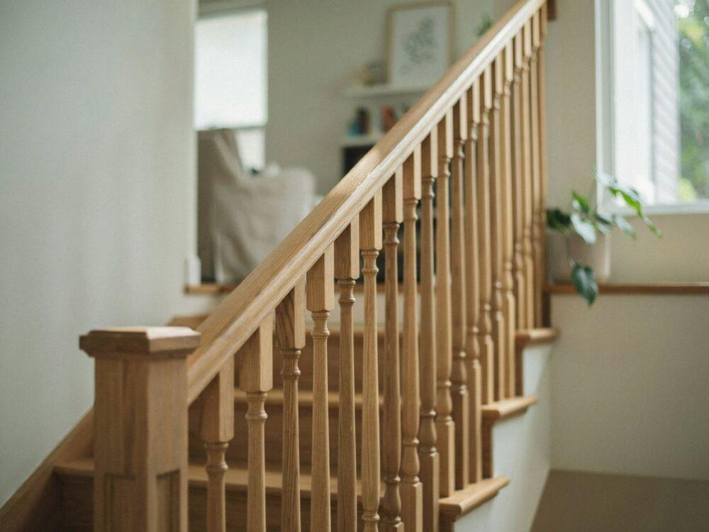 drewniane elementy balustrady