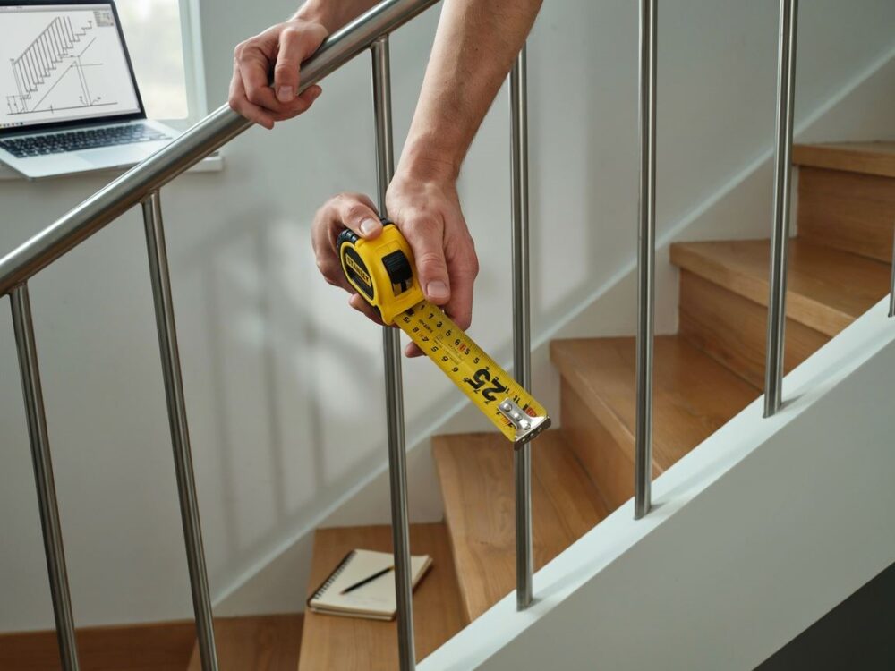 linijka przy balustradzie schodowej