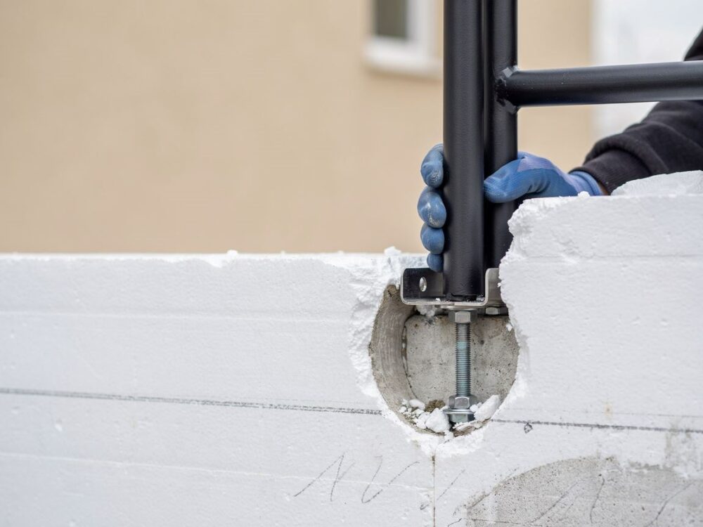 montaż balustrady na styropianie