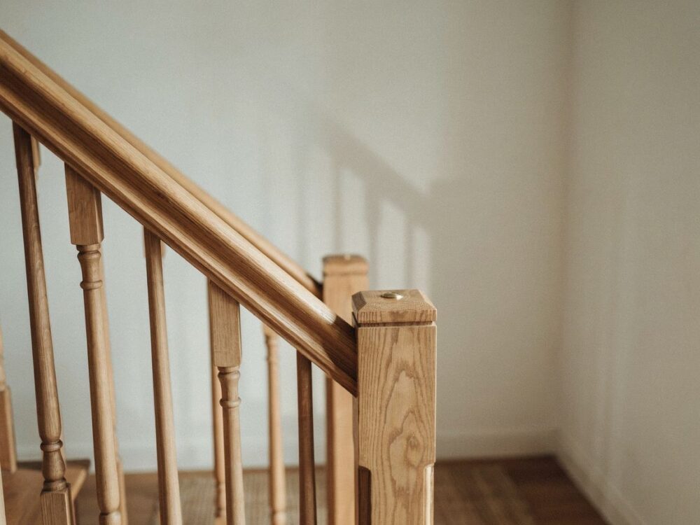 montaż słupków balustrady drewnianej