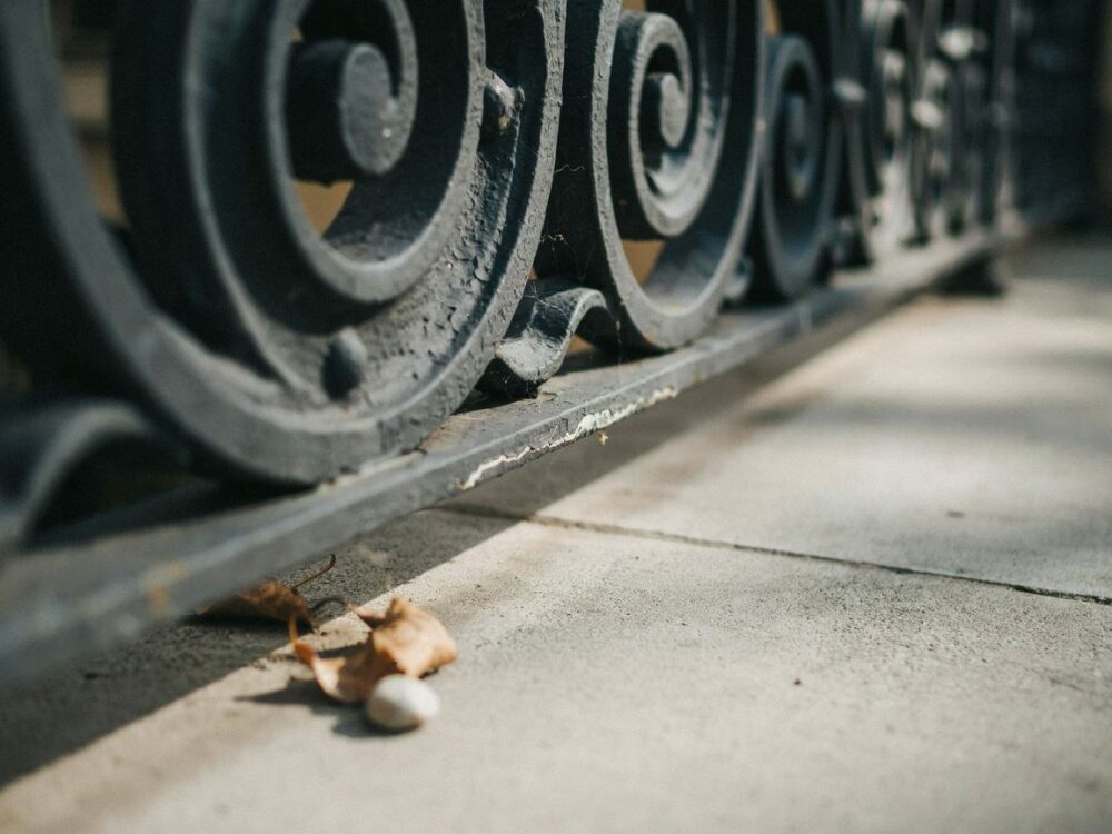 przestrzeń przy balustradzie balkonowej
