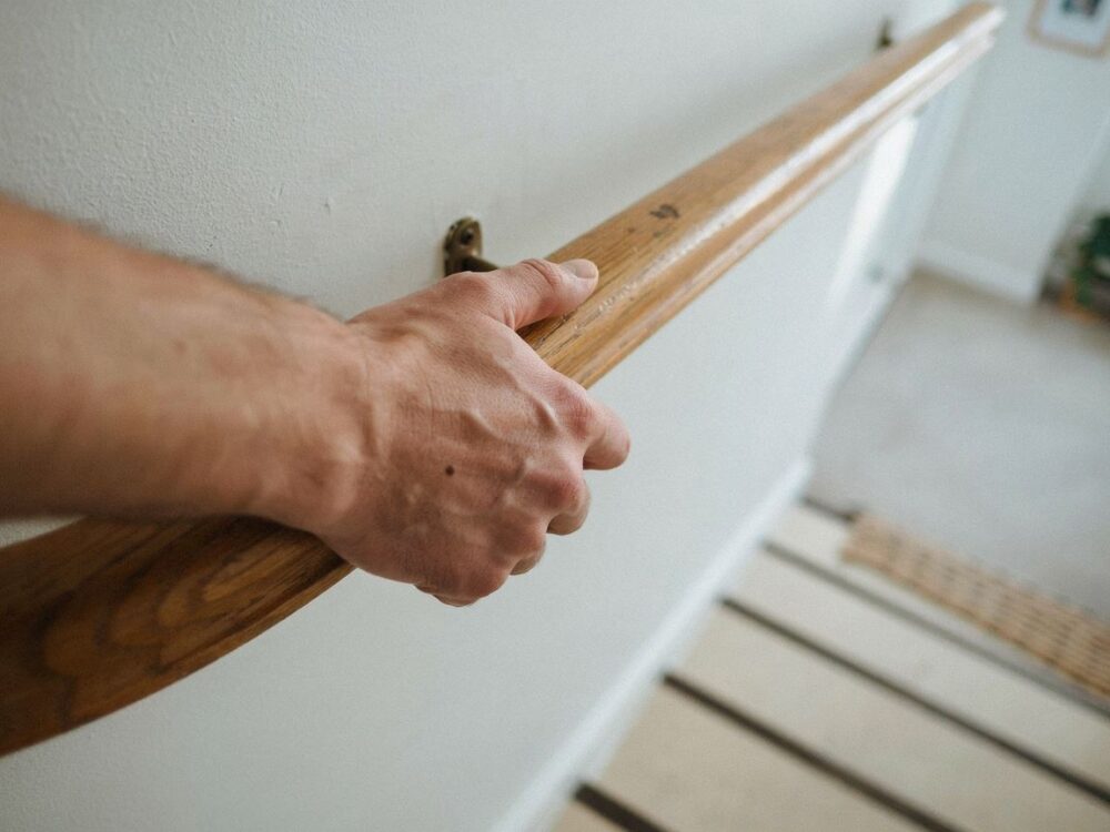 stopień schodów przy balustradzie