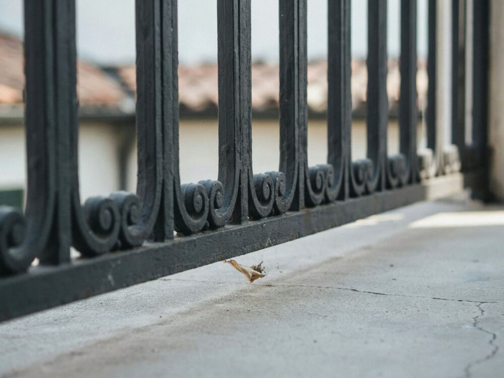 szpara między balustradą a balkonem