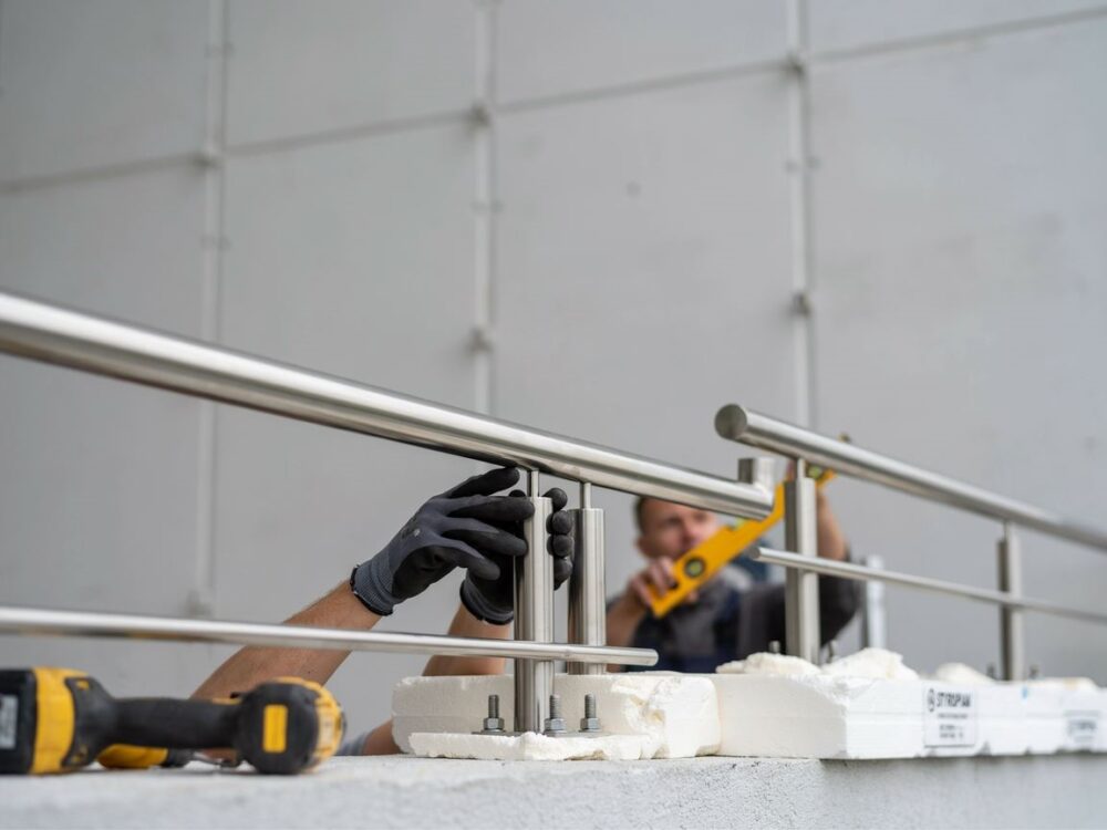 uchwyty balustrady na warstwie styropianu